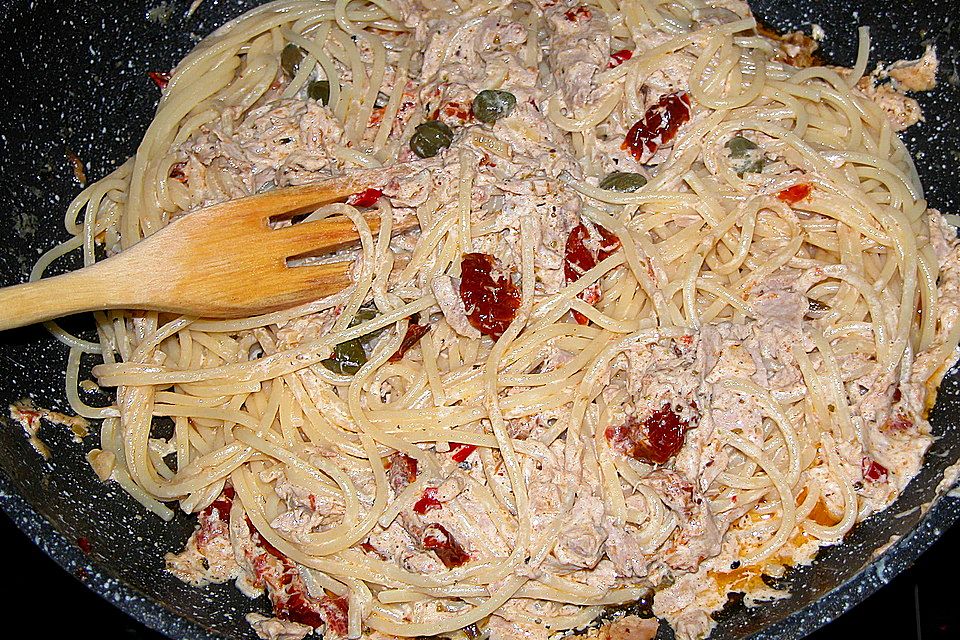 Spaghetti mit getrockneten Tomaten und Thunfisch