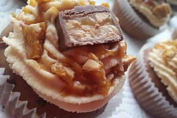 Snickers-Cupcakes mit Cream-Cheese-Karamell-Frosting und Erdnusskrokant