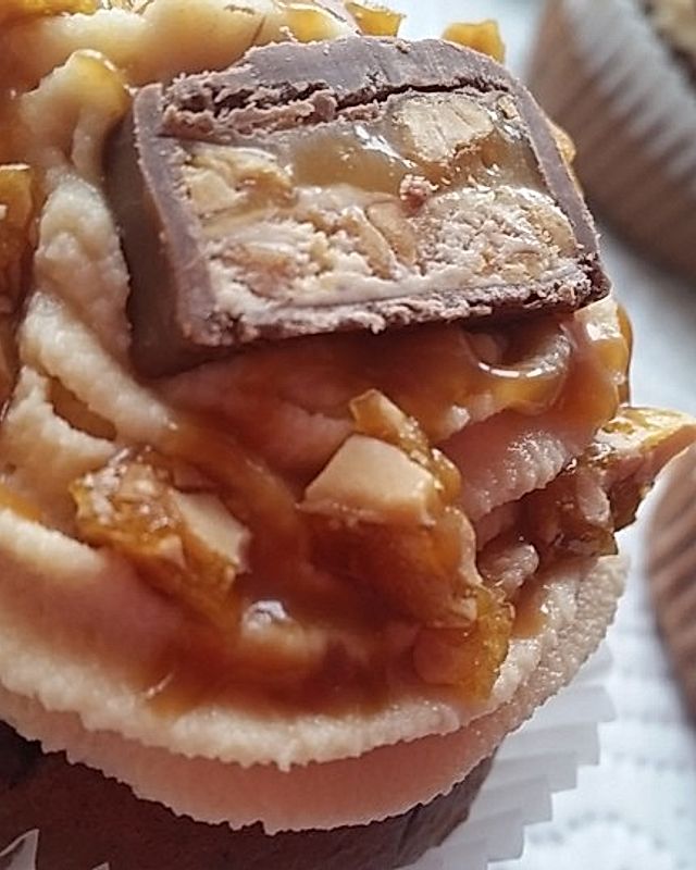 Snickers-Cupcakes mit Cream-Cheese-Karamell-Frosting und Erdnusskrokant