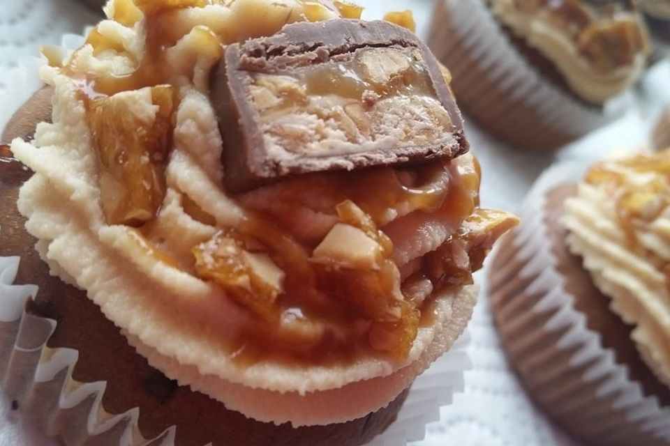 Snickers-Cupcakes mit Cream-Cheese-Karamell-Frosting und Erdnusskrokant