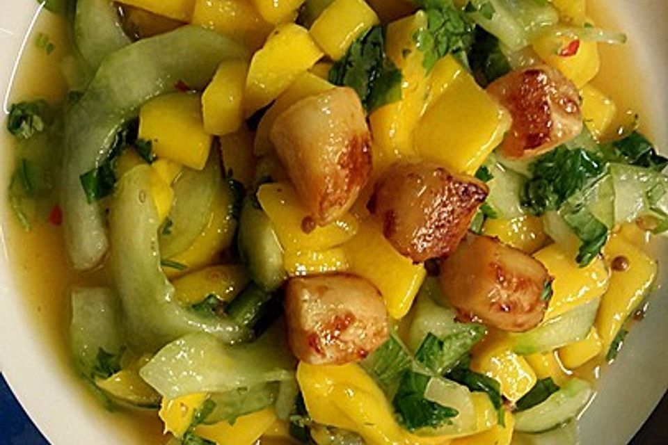 Mango-Gurken-Salat mit Kammmuscheln