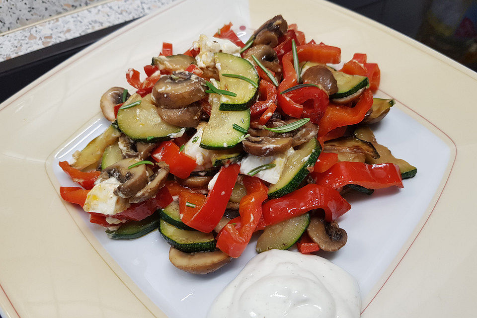 Mediterrane Zucchini-Paprika-Schafskäse-Pfanne