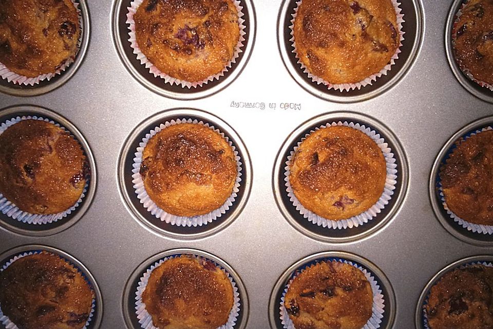 Kirsch-Grieß-Muffins mit Kokos und Sonnenblumenkernen