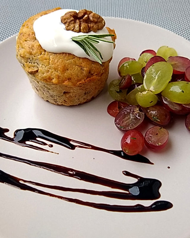 Ziegenkäse-Küchlein mit Traubensalat