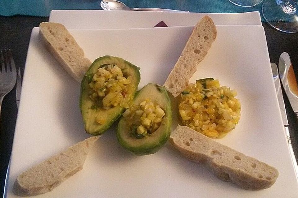 Avocado mit karibischer Ananas-Ingwer-Salsa