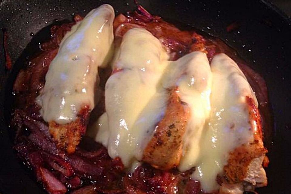 Überbackene Hähnchenbrustfilets im Zwiebelbett