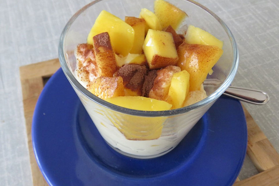 Kokosmilch-Vanillepudding mit Mango-Limetten-Tartar