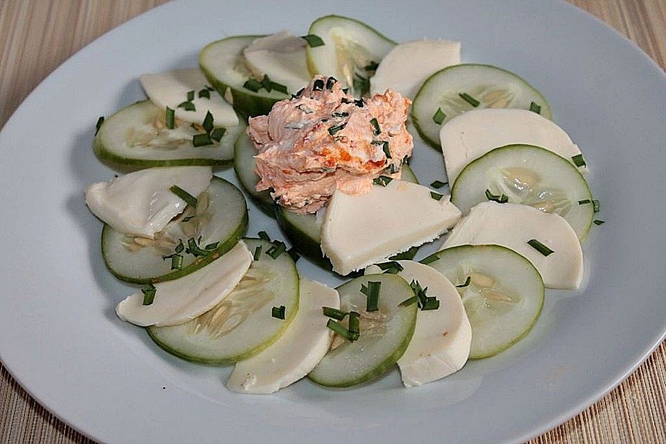 Gurke-Mozzarella-Carpaccio mit Ajvar-Frischkäse-Creme