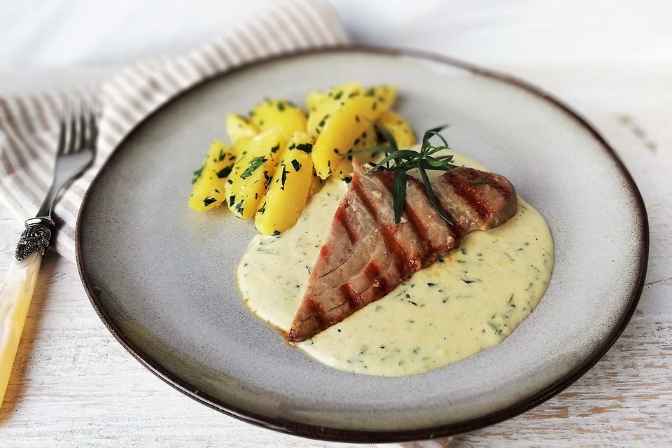 Gebratene Thunfisch-Steaks auf Estragon-Senf-Sauce