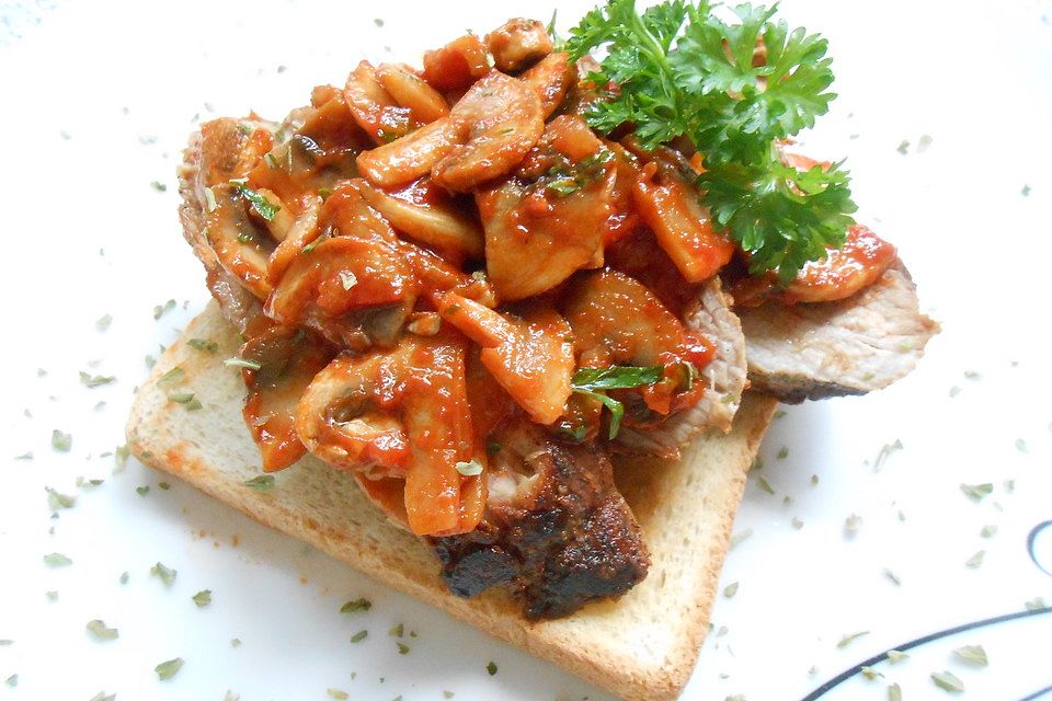 Schweinefilet auf Brot und Pilzen