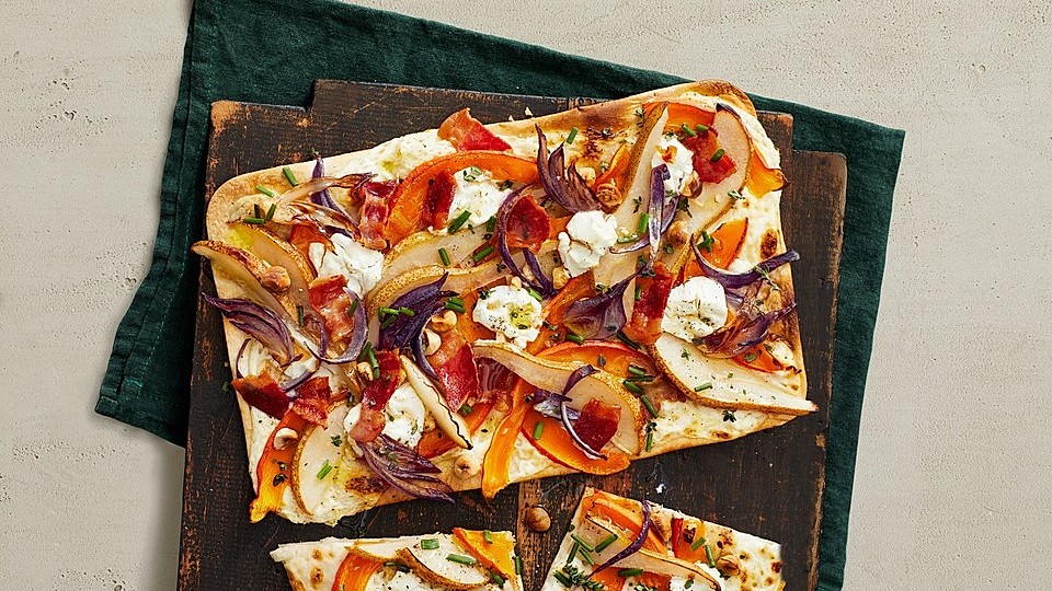 Herbst-Flammkuchen mit Kürbis, Birne und Haselnüssen-image