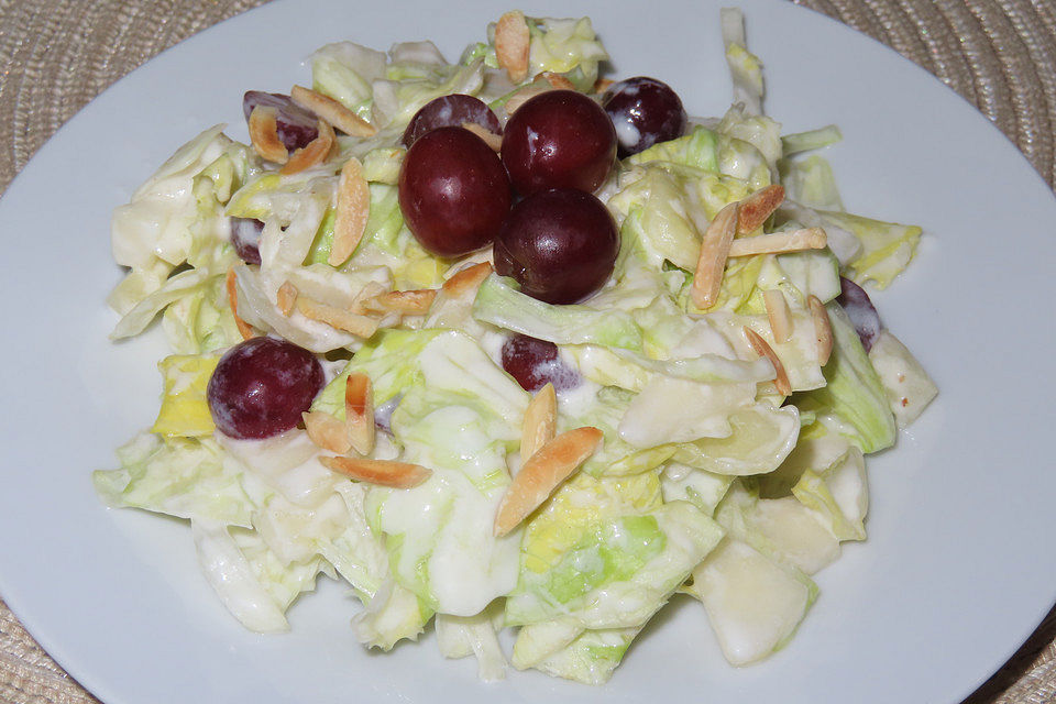 Eisbergsalat mit Birne und Trauben