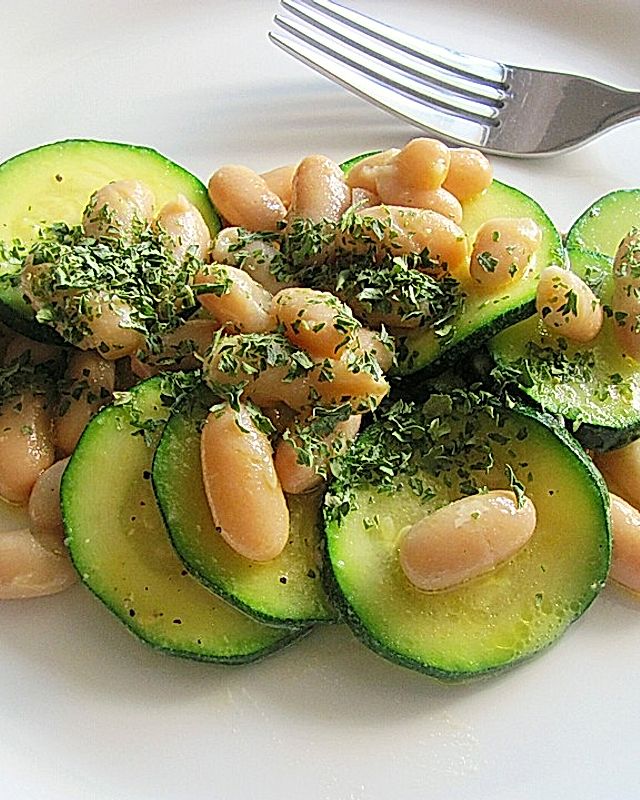 Zucchinisalat mit Bohnen