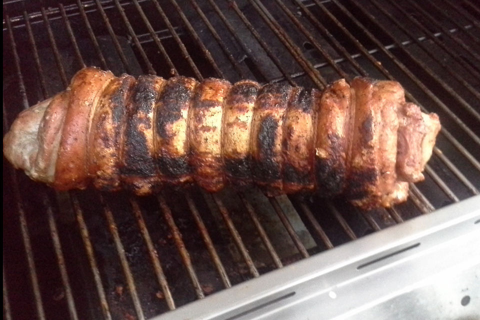 Spanferkelrollbraten vom Grill im Brötchen