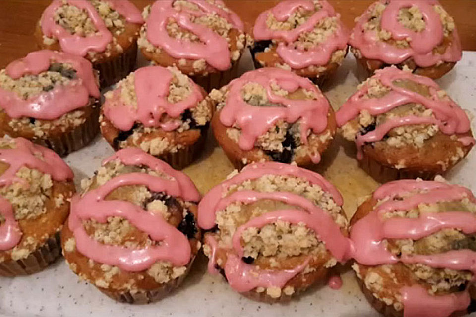 Blaubeermuffins mit Blaubeerglasur und Streuseln