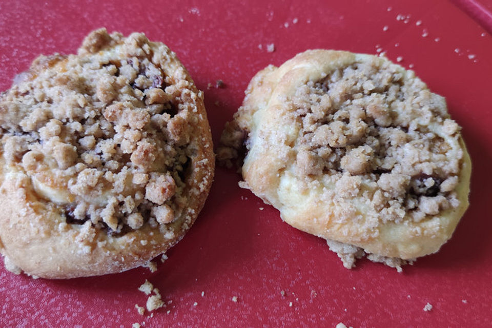 Kirsch-Hefeschnecken mit Streusel