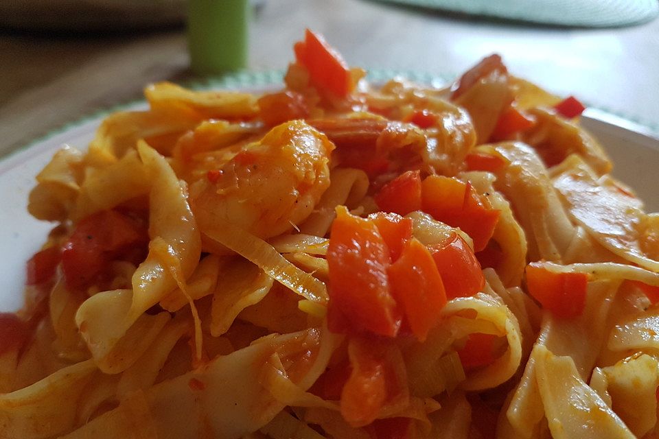 Nudeln mit Gambas in pikanter Kokos-Chili-Sauce