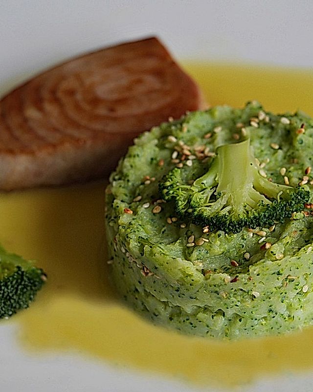 Brokkoli-Kartoffelstampf mit Wasabi und Sesam