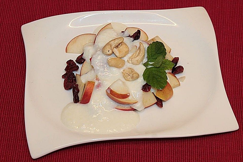 Apfel-Cranberry-Salat mit Dickmilchdressing