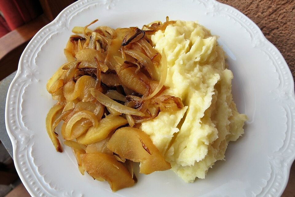 Kartoffelpüree mit Röstzwiebeln und Apfelscheiben