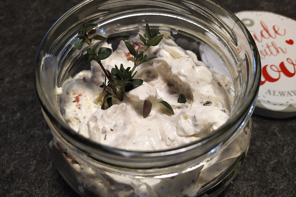 Ricotta-Dip mit getrockneten Tomaten