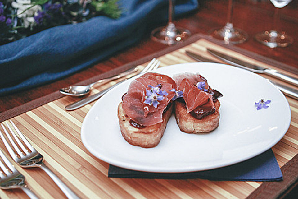 Geröstete Crostini mit Weintraubenchutney und Schinken