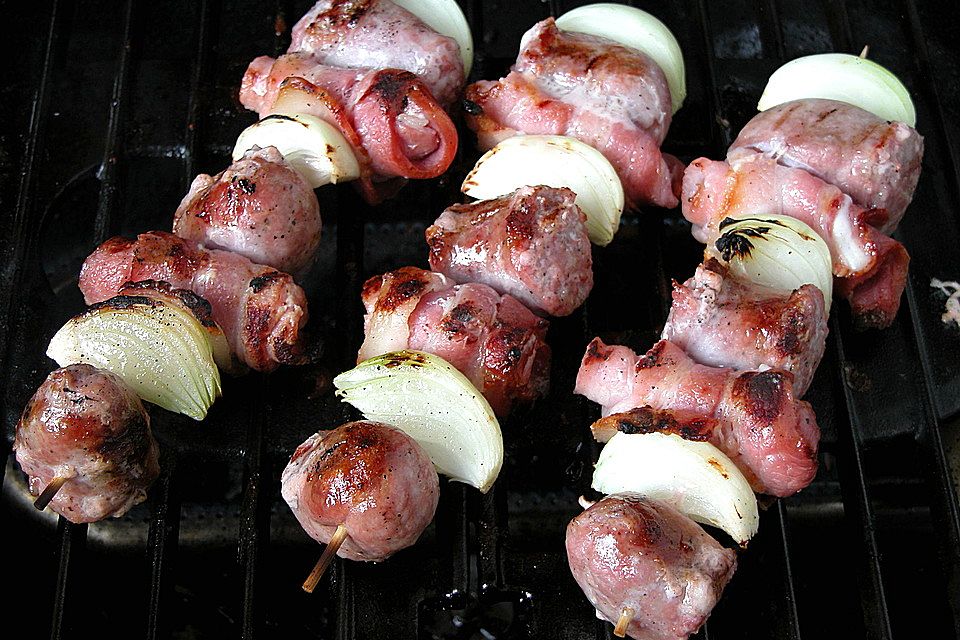 Gegrillte Spieße mit Bratwurst und Speck