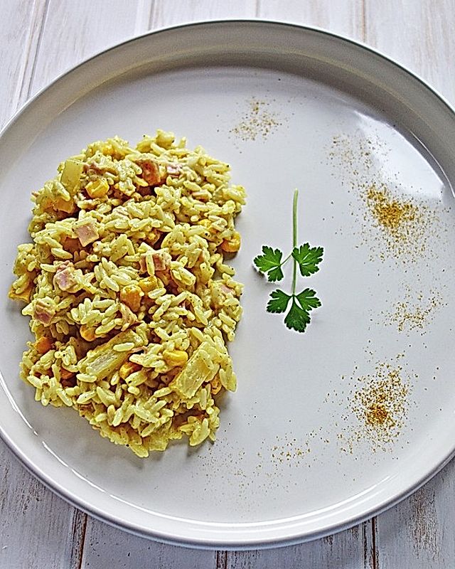 Curry-Reis-Salat mit Schinken, Mais und Ananas
