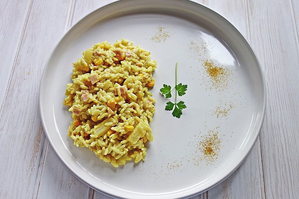 Curry-Reis-Salat mit Schinken, Mais und Ananas