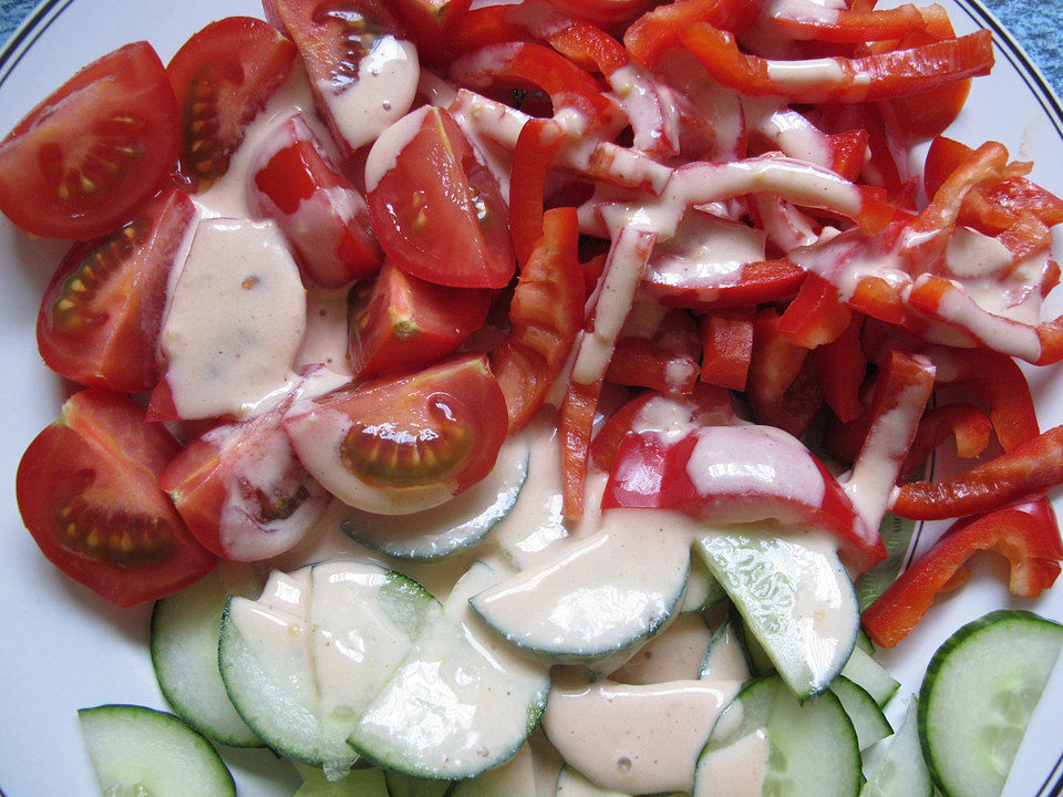 Gurken-Tomaten-Paprika-Salat mit Dickmilchdressing von patty89 | Chefkoch