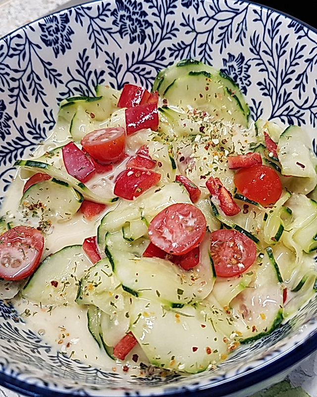 Gurken-Tomaten-Paprika-Salat mit Dickmilchdressing