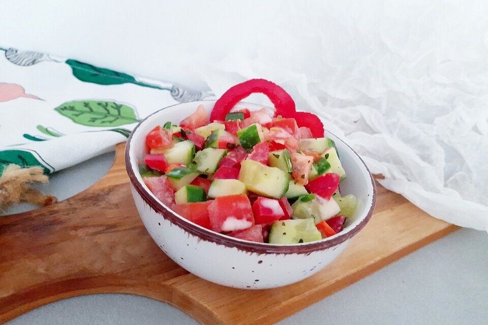 Gurken-Tomaten-Paprika-Salat mit Dickmilchdressing