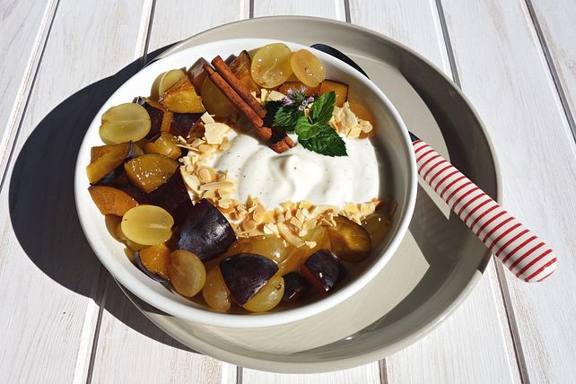 Zimtjoghurt mit Zwetschgen, Trauben und gerösteten Mandeln von patty89 ...