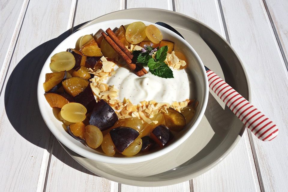 Zimtjoghurt mit Zwetschgen, Trauben und gerösteten Mandeln