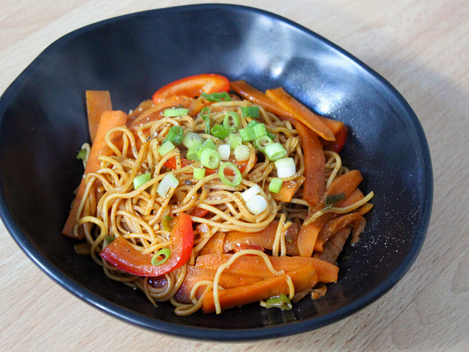 Asiatische gebratene Nudeln von 7moncooks| Chefkoch