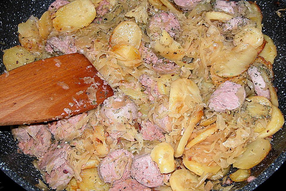 Kartoffel-Sauerkraut Pfanne mit frischer Leberwurst