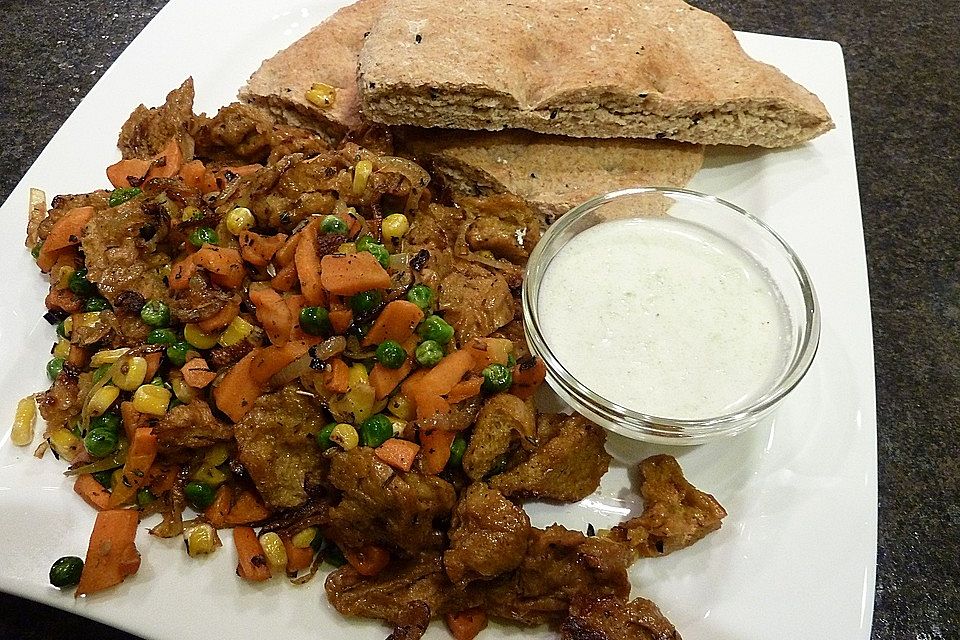 Seitan-Gyros mit Djuvec-Reis und Tzatziki