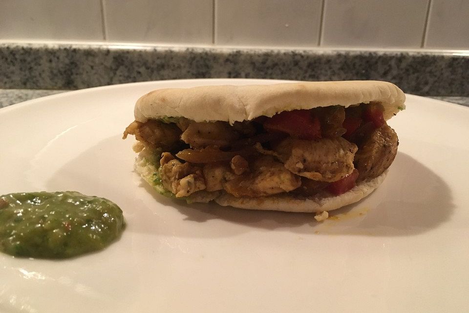 Chicken Fajitas mit Guacamole in Pitabrot