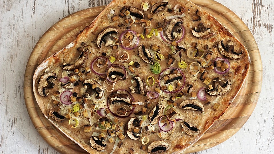 Flammkuchen Mit Veganem Rahm Rauchertofu Champignons Und Zwiebeln Von Henni23 Chefkoch