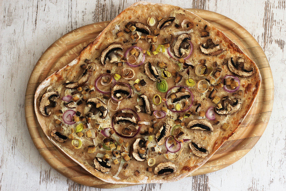 Flammkuchen mit veganem Rahm, Räuchertofu, Champignons und Zwiebeln