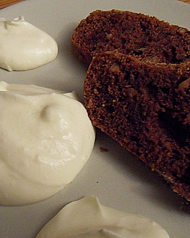 Kleiner Schokoladenkuchen mit Apfelmus und Eierlikörsahne