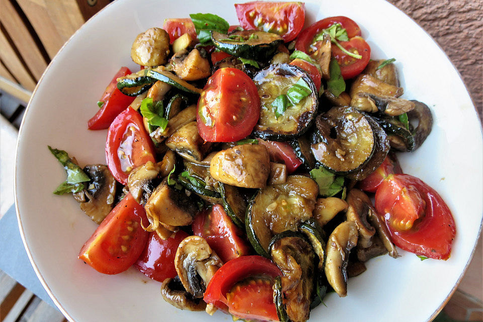 Zucchini-Champignon-Tomatensalat mit Balsamico Dressing