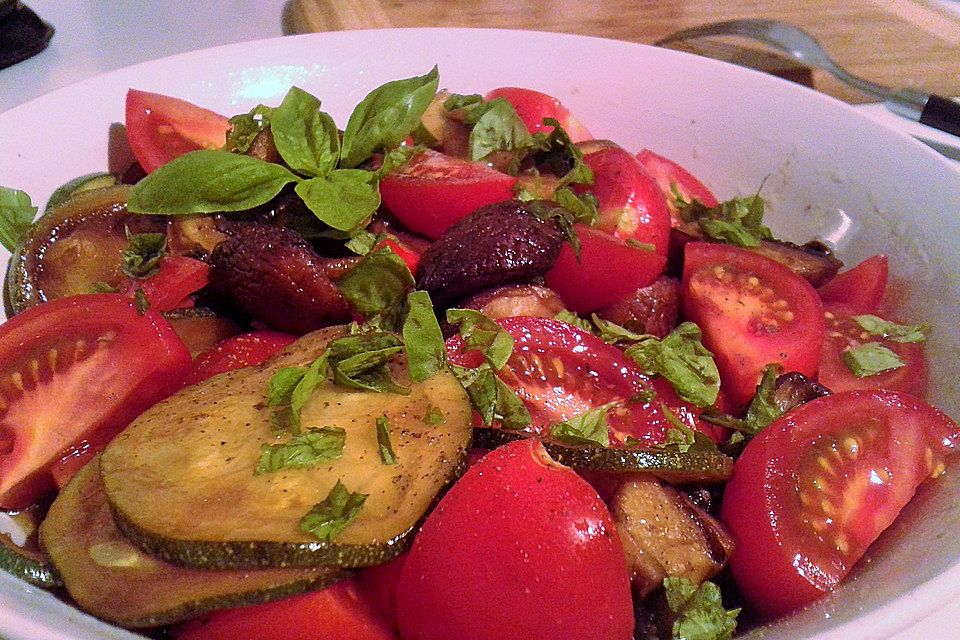 Zucchini-Champignon-Tomatensalat mit Balsamico Dressing