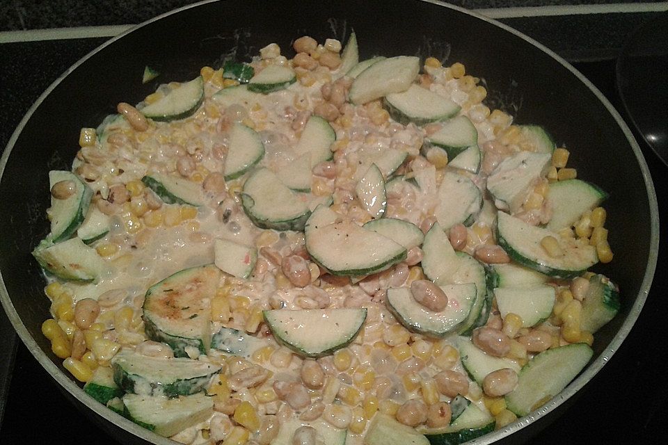 Gebratene Zucchini mit Erdnüssen und Mais