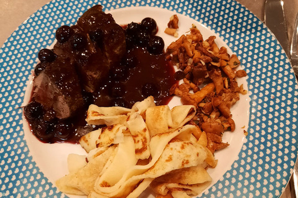 Rehrücken mit Pfifferlingen und Heidelbeeren