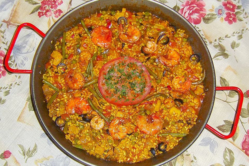 Reichhaltige Paella mit Meeresfrüchten, Schwein und Hühnchen