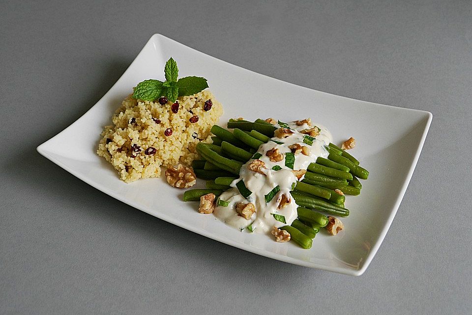 Grüne Bohnen mit Sesampasten-Joghurt-Sauce