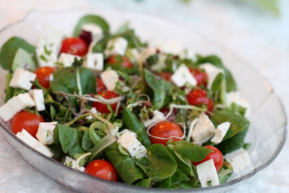 Feldsalat und Schafskäse mit Himbeerdressing