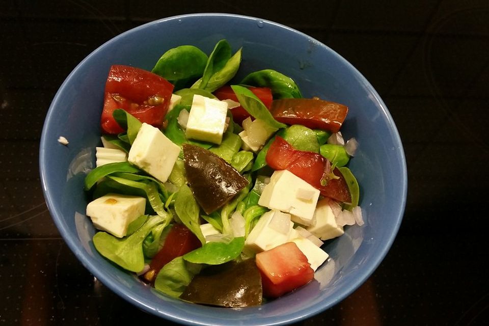 Feldsalat und Schafskäse mit Himbeerdressing