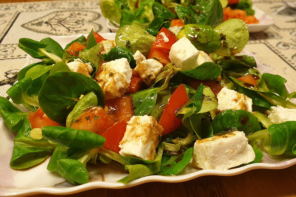 Feldsalat und Schafskäse mit Himbeerdressing